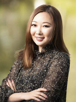Lisa Zhou - Real Estate Agent
