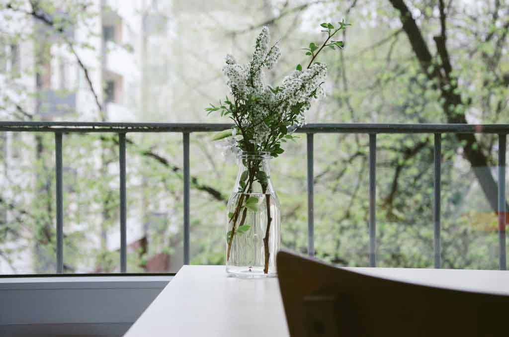 nature-flowers-table-balcony