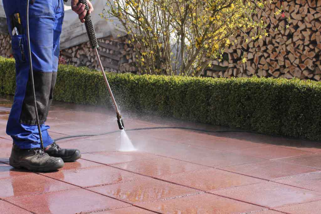 Cleaning with high pressure water cleaner